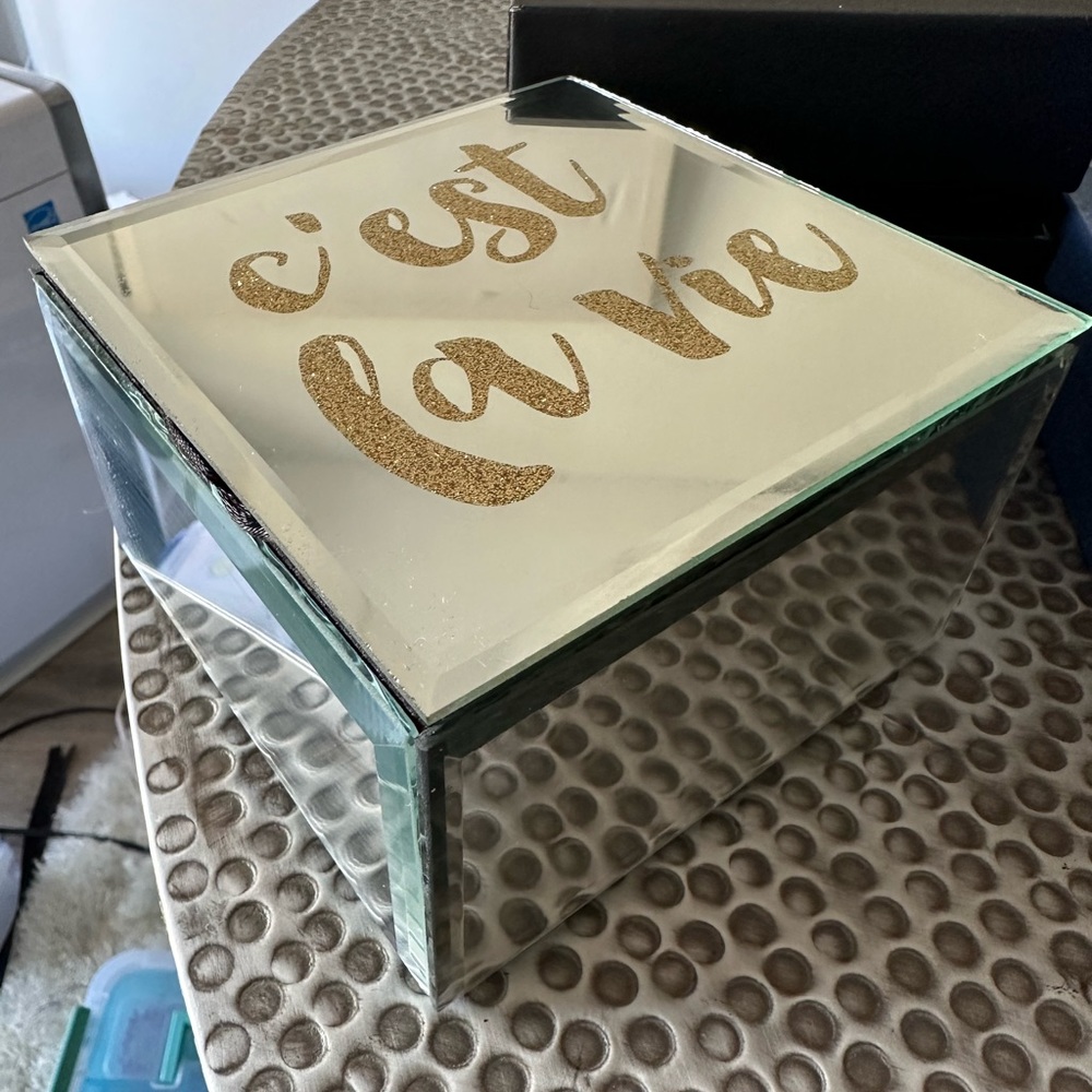 Jewelry box